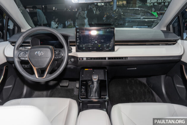 2026 Toyota Corolla 小改款亮相广州车展, 全新家族脸设计, 内装焕然一新, 改用2.0L四缸自然进气引擎+CVT变速箱