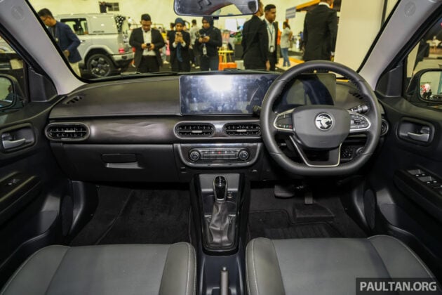 2026 Proton Saga 亮相 ACE 2025 新车展销会, 公开任看!