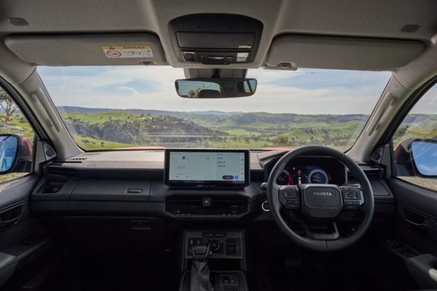 2026 Toyota Hilux 第九代改款泰国首发, 同时有柴油, 微型油电和纯电动版, 纯电版续航240公里, 当地售价9.9万令吉起