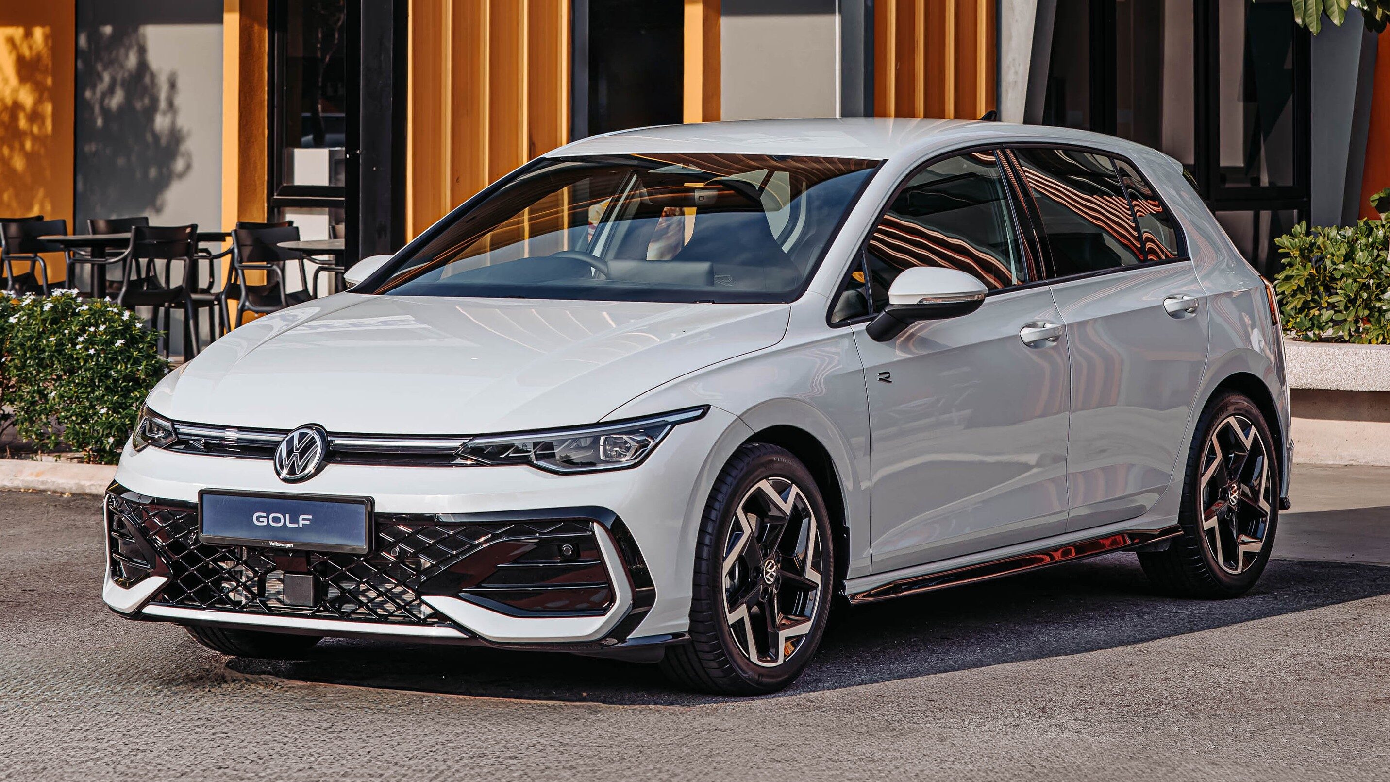 Volkswagen Golf Mk8.5 小改款本地发布!R-Line 改搭1.5L轻混系统;GTI 动力提升至265 PS,售价RM249,990