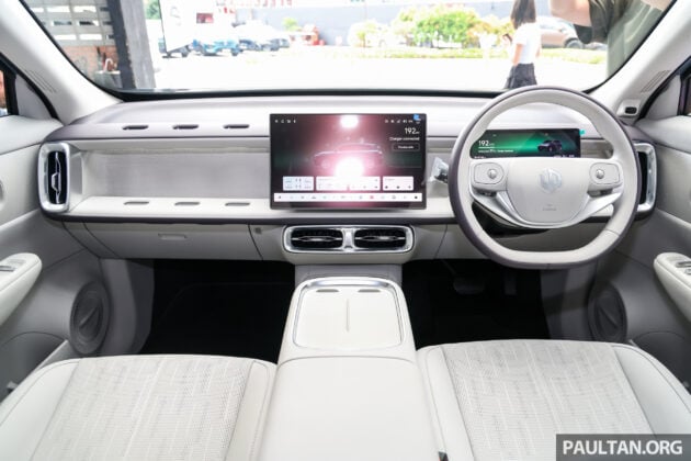 Leapmotor B10 获原厂推送OTA系统更新, 追加无线Apple CarPlay和Android Auto, 电子单踏板功能, 屏幕界面优化
