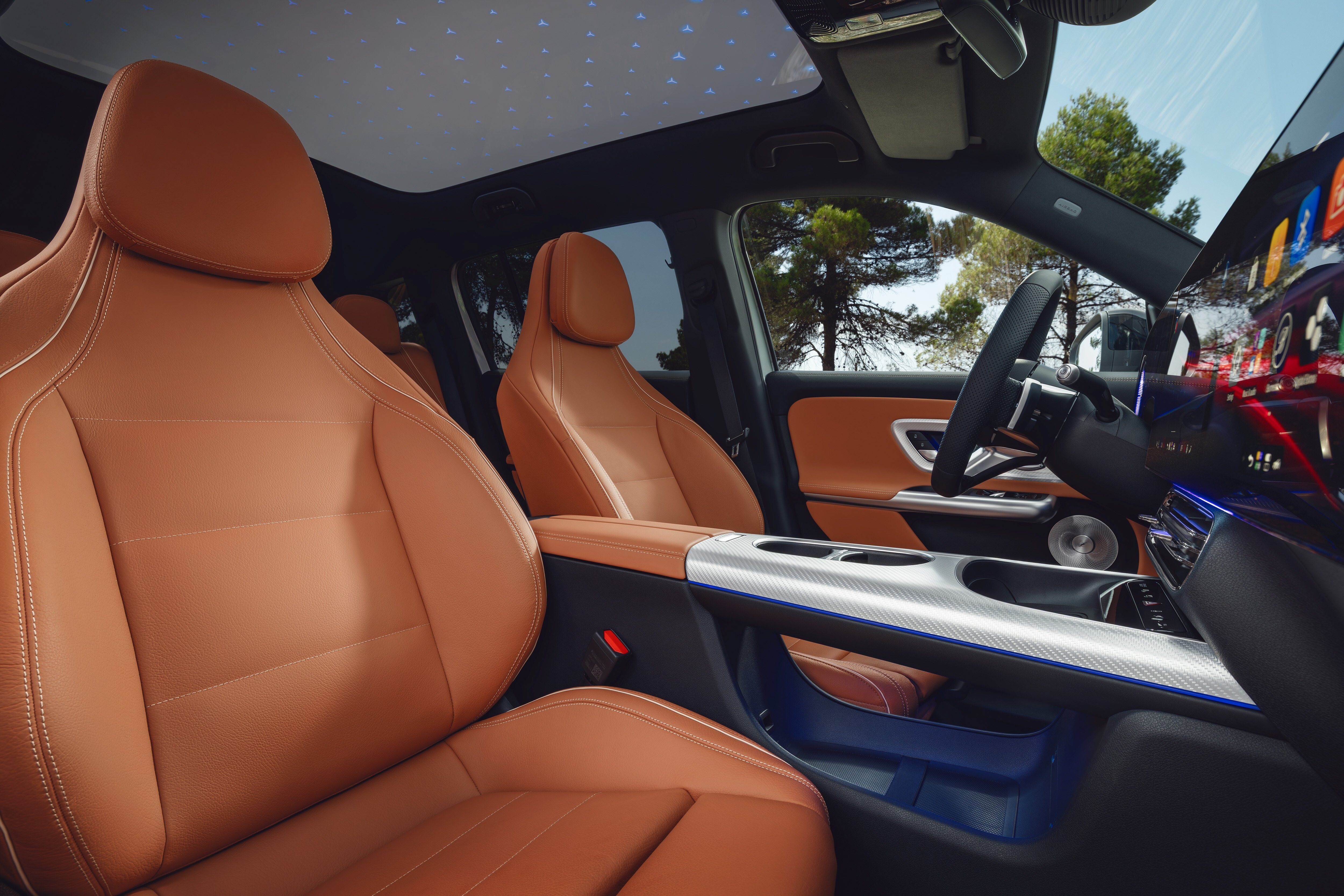 全新二代 Mercedes-Benz GLB 亮相！入门7座纯电SUV，最大续航达631公里、支持320 kW快充；混动版后续加入