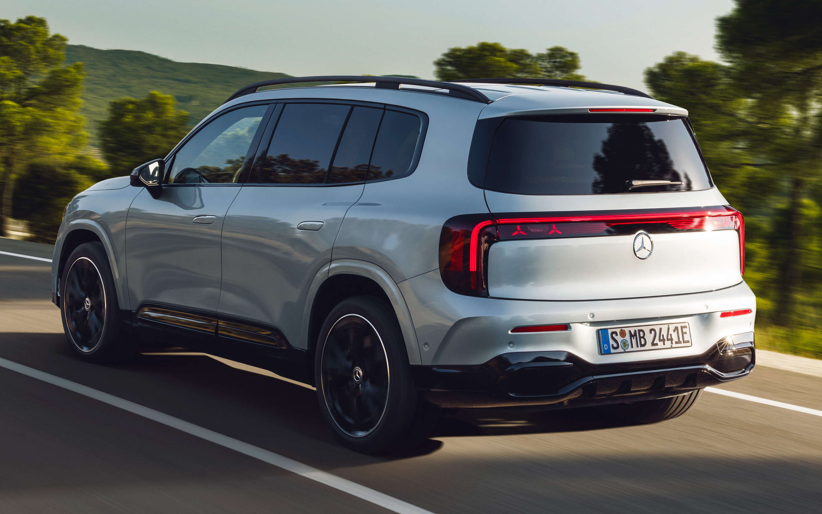 全新二代 Mercedes-Benz GLB 亮相！入门7座纯电SUV，最大续航达631公里、支持320 kW快充；混动版后续加入