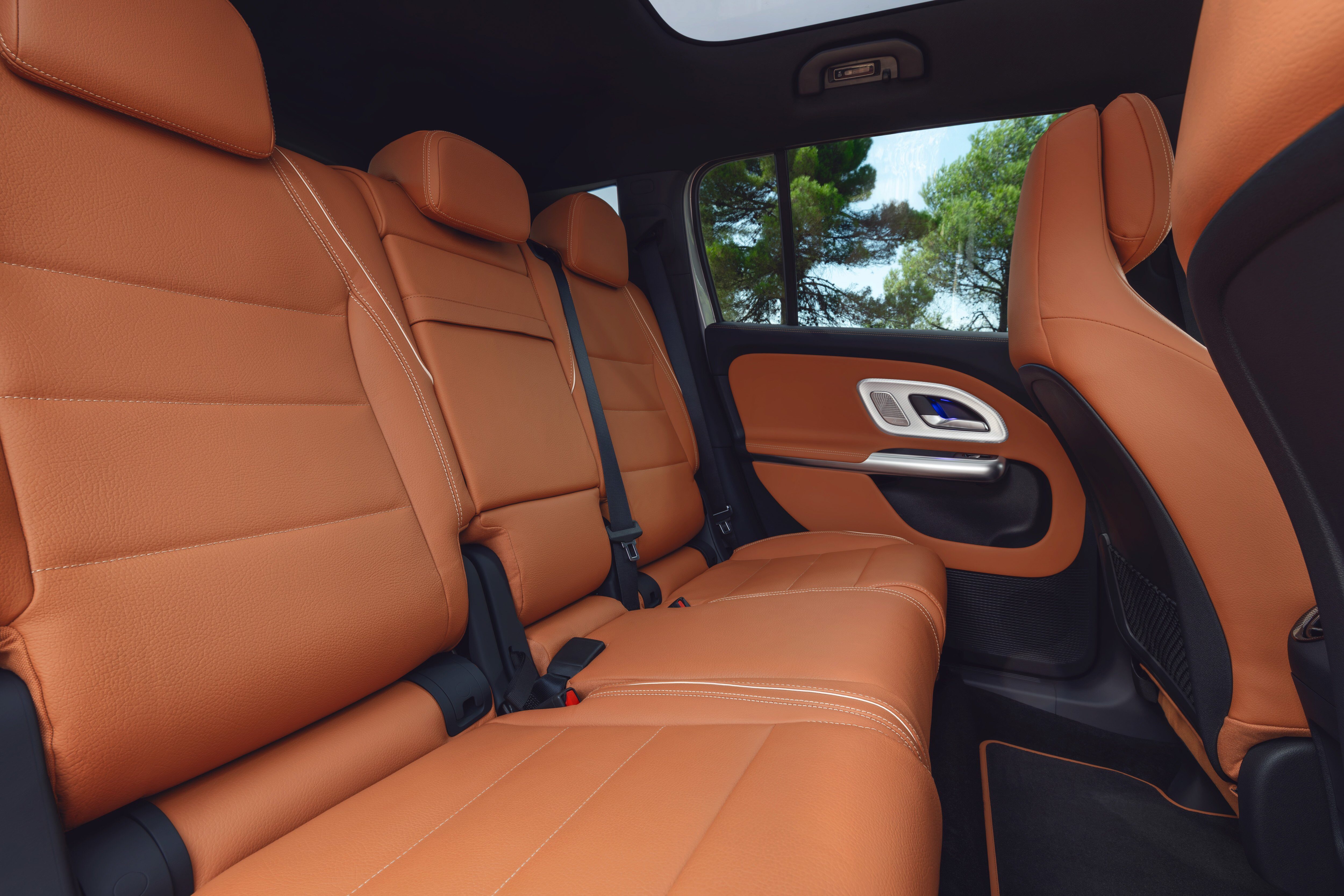 全新二代 Mercedes-Benz GLB 亮相！入门7座纯电SUV，最大续航达631公里、支持320 kW快充；混动版后续加入