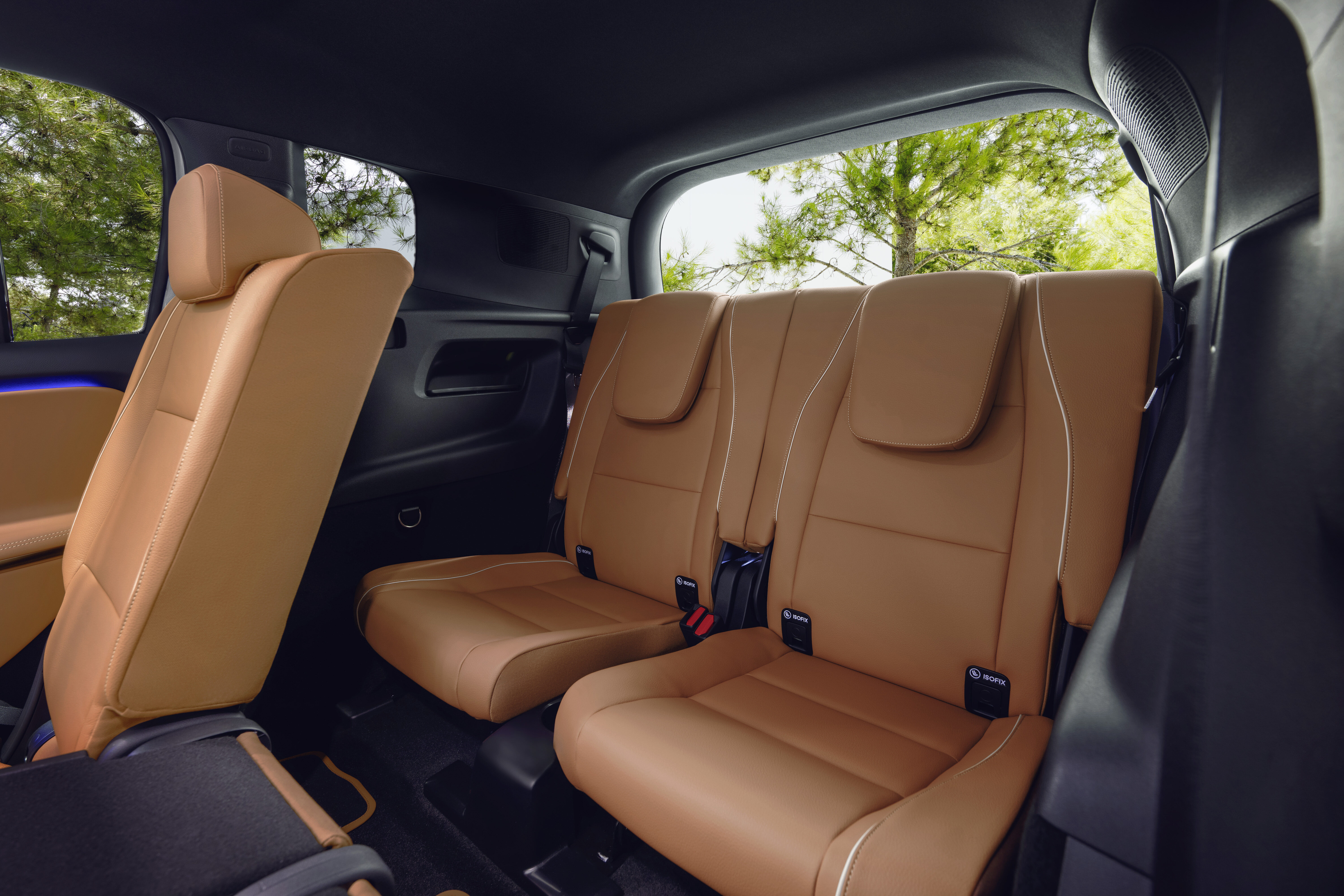 全新二代 Mercedes-Benz GLB 亮相！入门7座纯电SUV，最大续航达631公里、支持320 kW快充；混动版后续加入