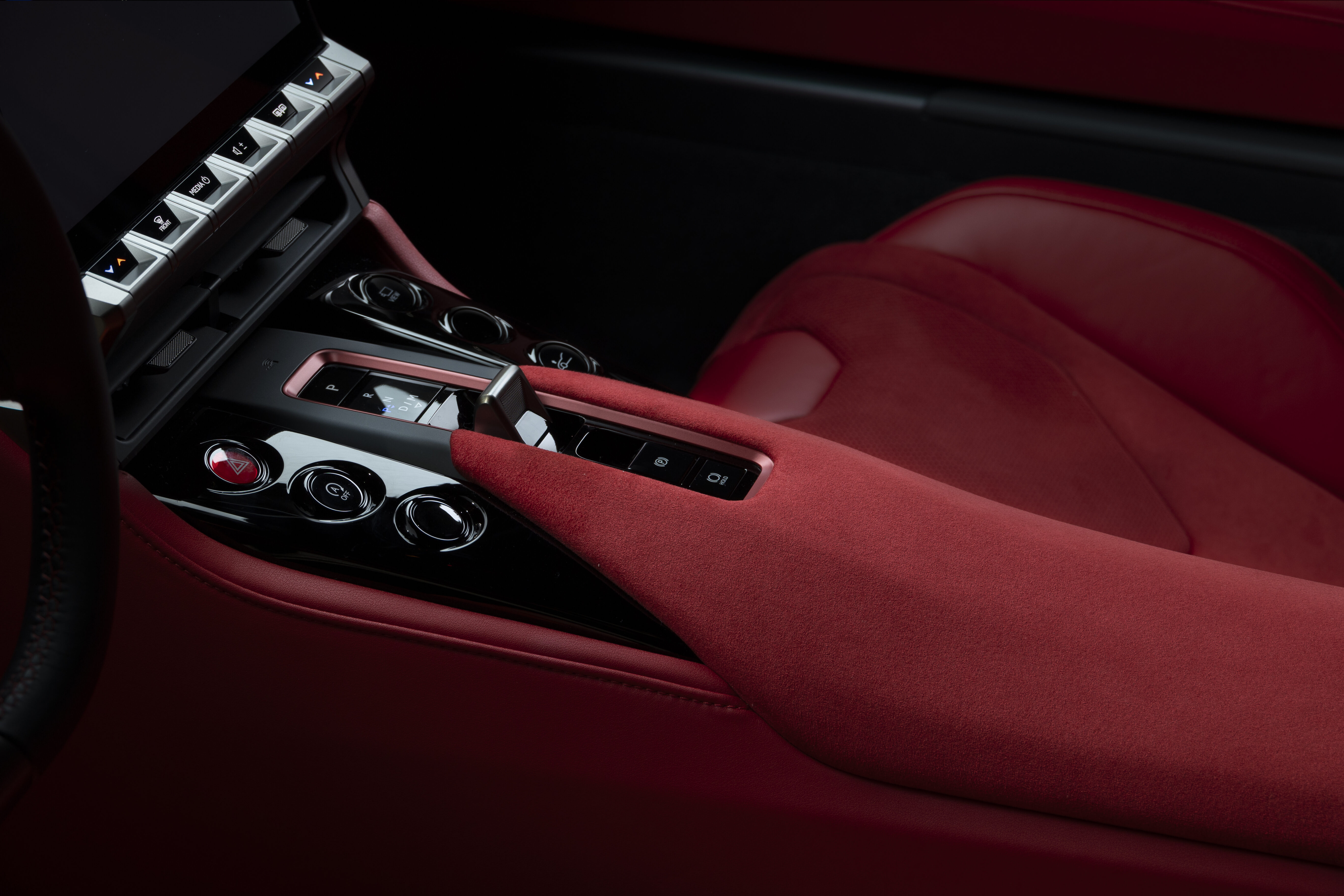 GR GT 首发登场!搭载4.0L V8混动系统,最大输出650 PS,极速达320 km/h;2027年与 GR GT3 赛车同步量产