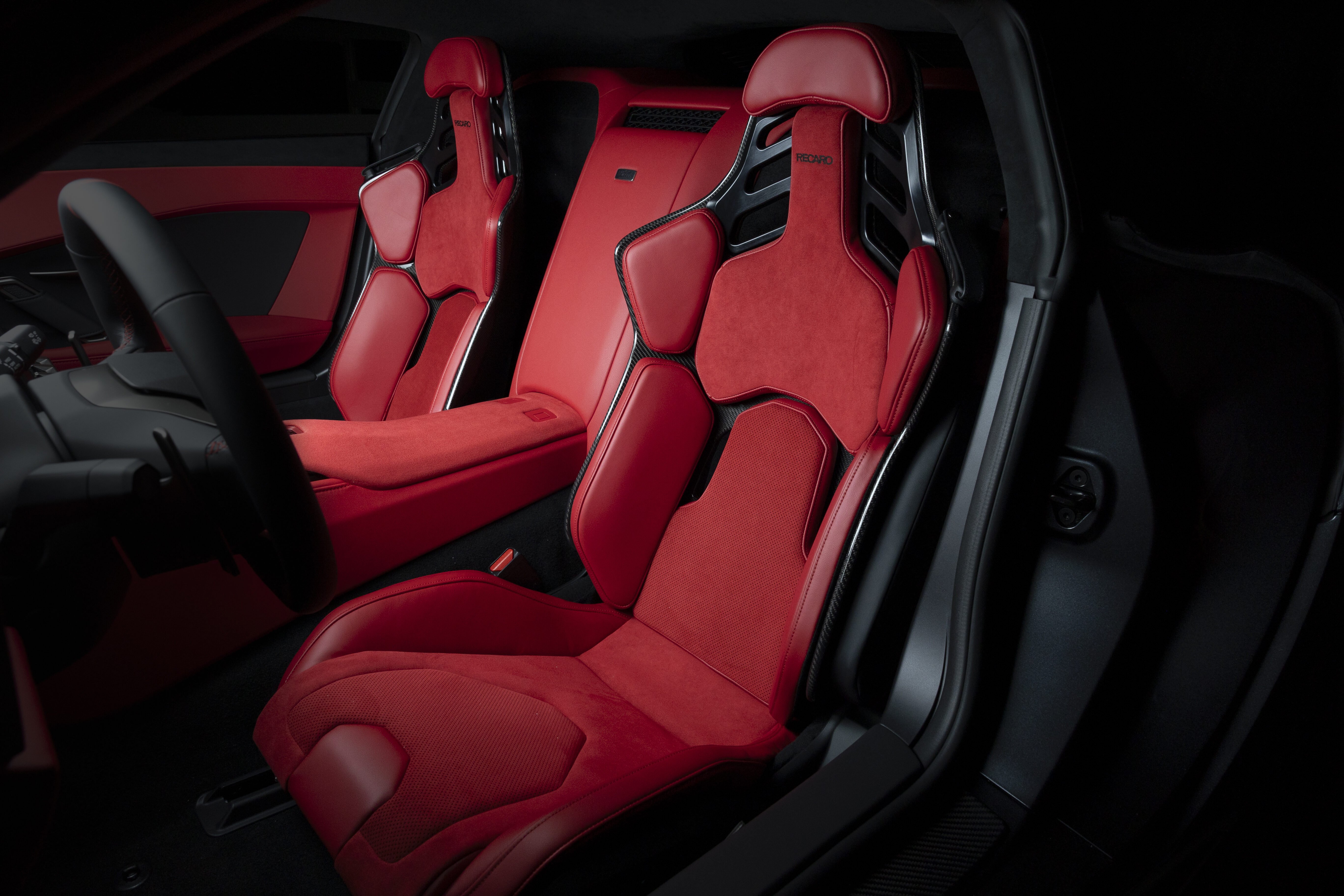 GR GT 首发登场!搭载4.0L V8混动系统,最大输出650 PS,极速达320 km/h;2027年与 GR GT3 赛车同步量产