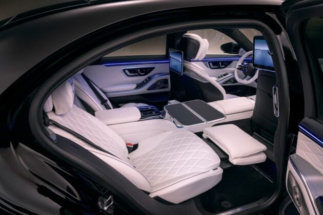 2026 Mercedes-Benz S-Class 小改款全球首发, 外观与内装有肉眼可见的改变, 科技感更上一层楼, 三屏幕中控台
