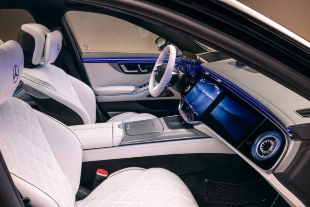 2026 Mercedes-Benz S-Class 小改款全球首发, 外观与内装有肉眼可见的改变, 科技感更上一层楼, 三屏幕中控台