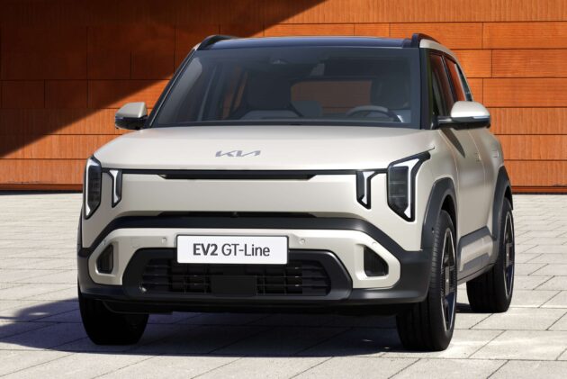 Kia EV2 全球首发, 品牌迄今最入门纯电跨界SUV, 比 BYD Atto 2 更小, 但续航里程可达448公里, 半小时充电至80%