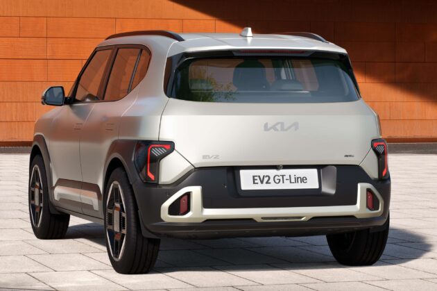 Kia EV2 全球首发, 品牌迄今最入门纯电跨界SUV, 比 BYD Atto 2 更小, 但续航里程可达448公里, 半小时充电至80%