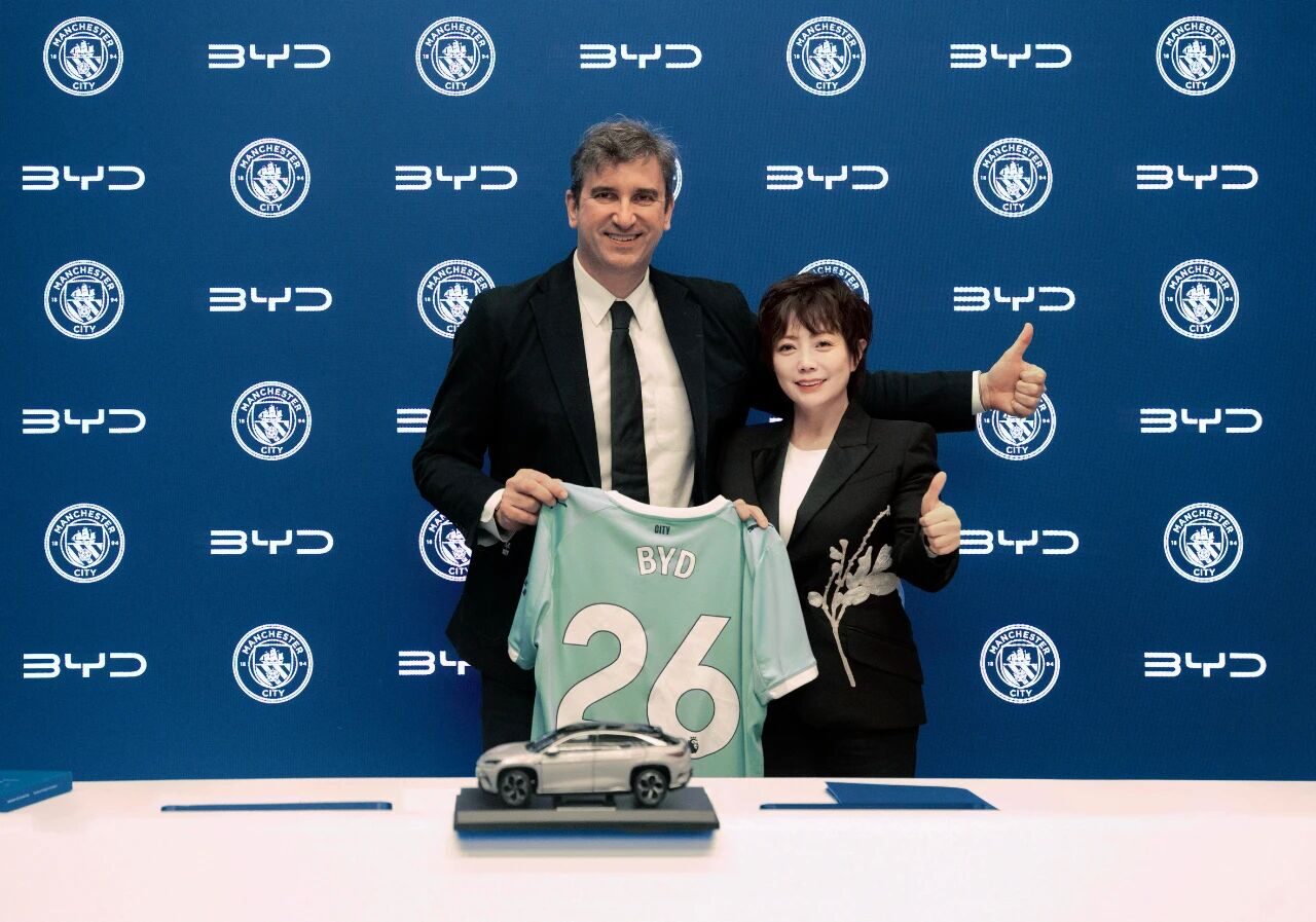 比亚迪成 Manchester City 足球俱乐部官方合作伙伴，为球队提供 BYD 和 Denza 座驾，队员训练服将印品牌标识