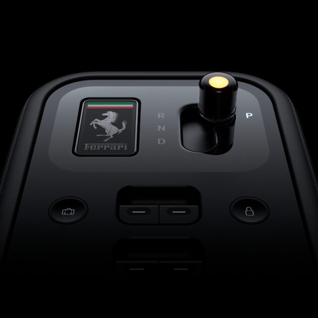Ferrari Luce 内装设计师兼 Apple 前设计总监 Jony Ive：汽车完全取消实体按键是错误的做法, 不应当成手机来设计