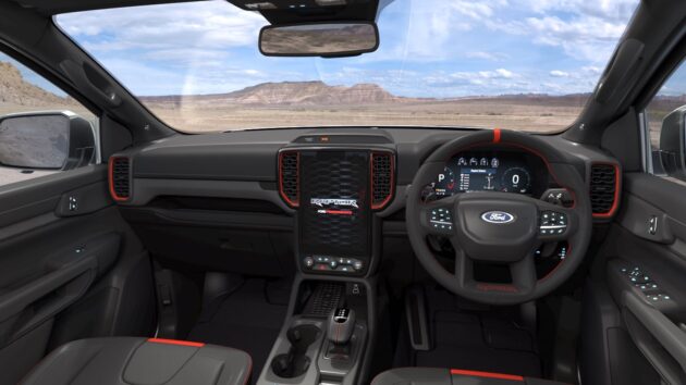 搭载汽油引擎的 Ford Ranger Raptor 3.0L V6 高性能皮卡, 让您可享有一年的免费燃油*, 或现金回扣高达RM17,000