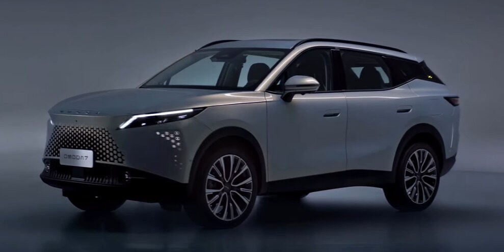发布在即?Omoda C7 现身 2026 KL Fashion Week 预热短片!中系 C-Segment SUV,汽油版或即将登陆大马车市