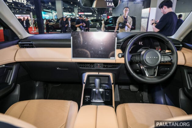 第三代 Mazda CX-5 取消传统实体按键改用大屏幕引非议, 原厂高层竟称大屏幕能减少驾驶者分心概率, 更快完成操作!