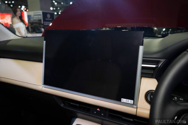 第三代 Mazda CX-5 取消传统实体按键改用大屏幕引非议, 原厂高层竟称大屏幕能减少驾驶者分心概率, 更快完成操作!