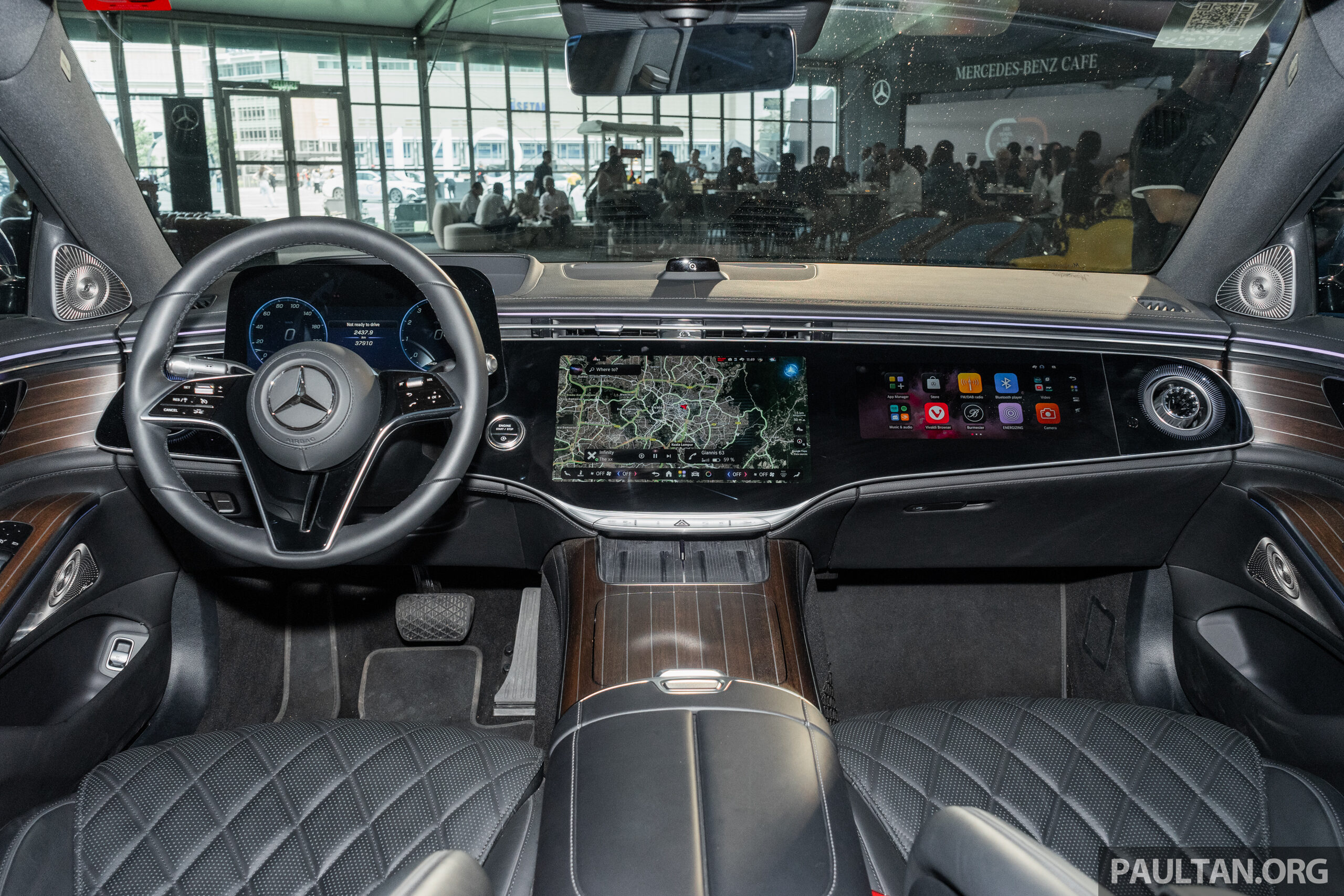 2026 Mercedes-Benz S-Class 小改款首次于大马亮相!140周年环球巡演之旅途经吉隆坡,距离本地上市不远了?