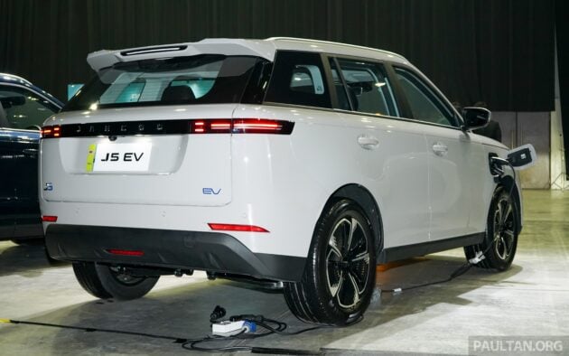 Jaecoo J5 EV 本地开启预购, 7.7秒破百, 续航里程可达402公里, 28分钟30%充电至80%, 宠物友善认证, 预估价12.5万