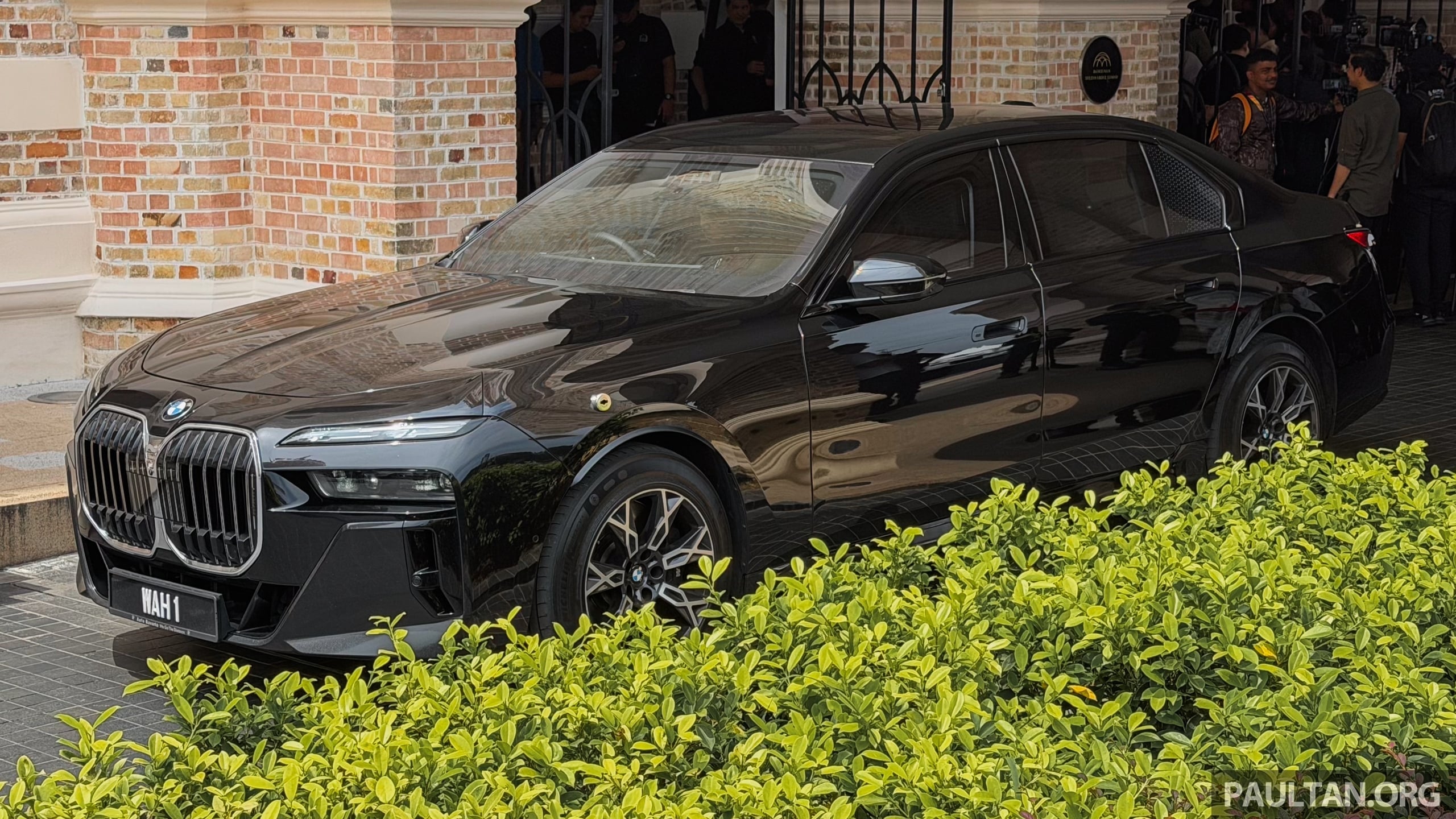 首相署澄清:安华乘坐的 BMW 7 Protection 非新购座驾,而是政府部门 BIUPA 的资产,首相官车正在维修才暂用