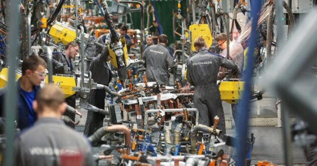 中国销量衰退+美国高额关税让 Volkswagen 集团陷经营危机, 外媒称将大幅削减旗下产品线, 或导致关厂且裁员10万人