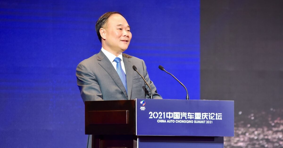李书福辞任吉利汽车控股董事会主席,安聪慧接棒成掌舵人