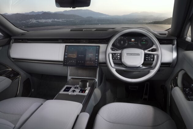Range Rover Electric 全球首发, 品牌首款纯电动车, 续航里程598公里, 充电10分钟可行驶220公里, 有短轴或长轴版可选