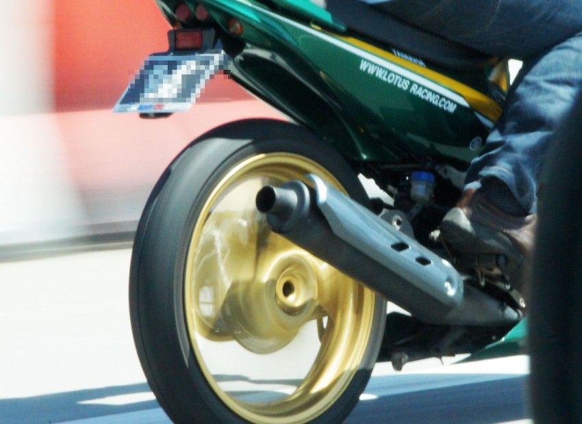 Spotted: big time Lotus Racing fan’s motorcycle! 344778