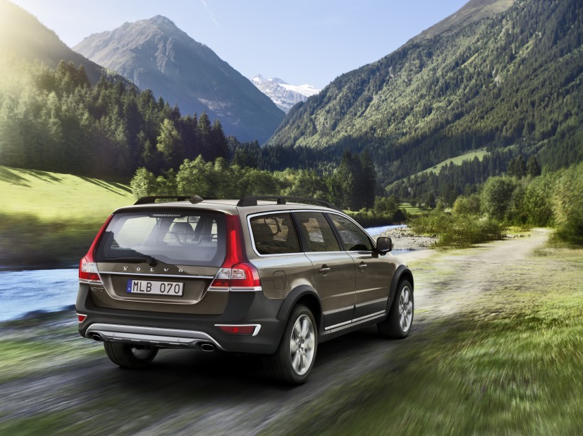 The Volvo S80, V70 and XC70 get minor facelifts too 156982