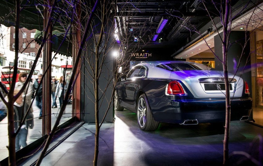 Rolls-Royce Wraith Harrods window display debut 172202