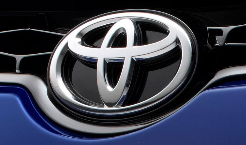 2014 Toyota Corolla: new teaser pix, LED headlamps? 177818