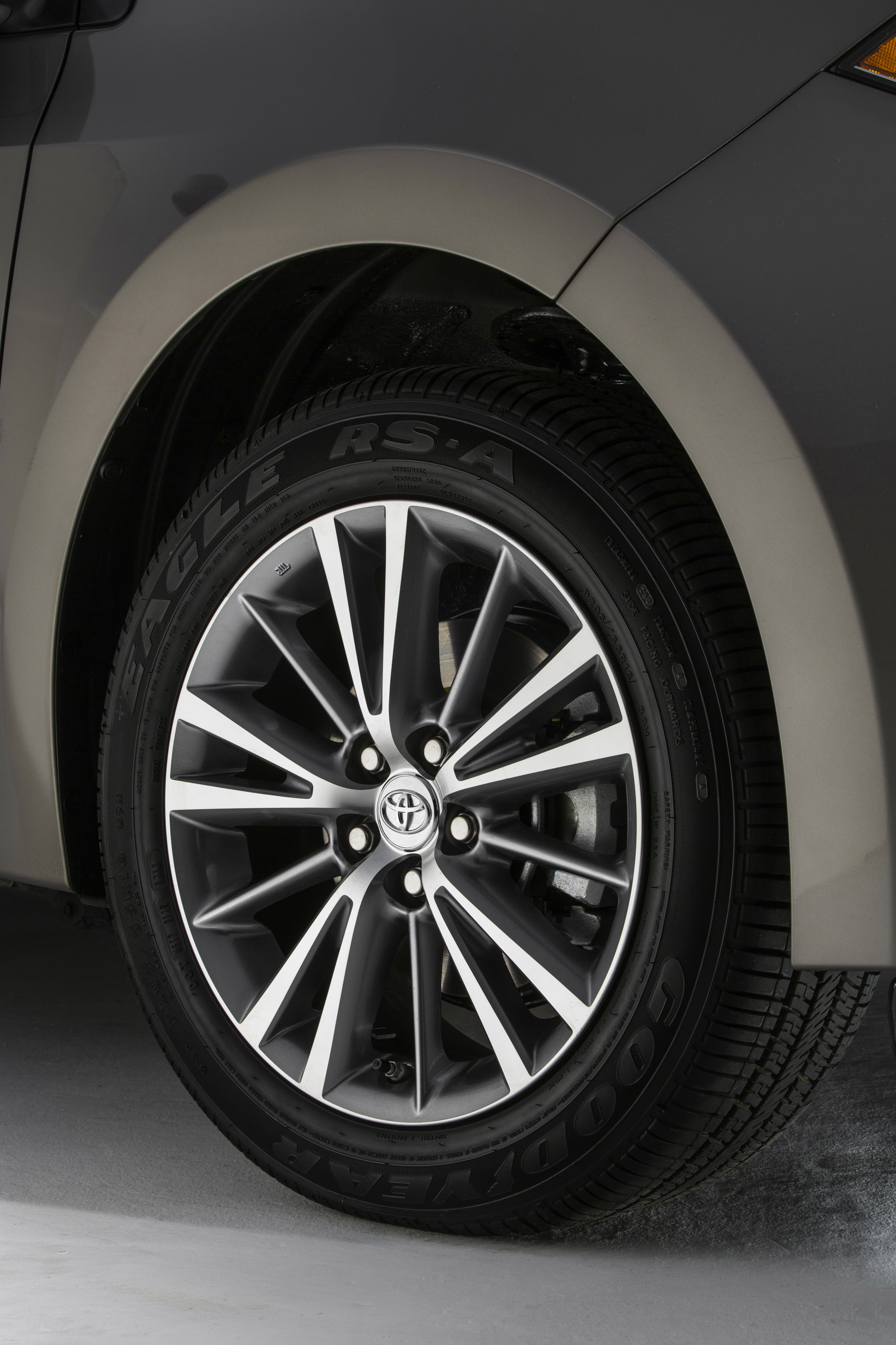 Какие размеры колес королла. Toyota Corolla колеса. Шины диски для Toyota Corolla 2014 год. Тойота Королла на дисках. Toyota Corolla колеса тте.
