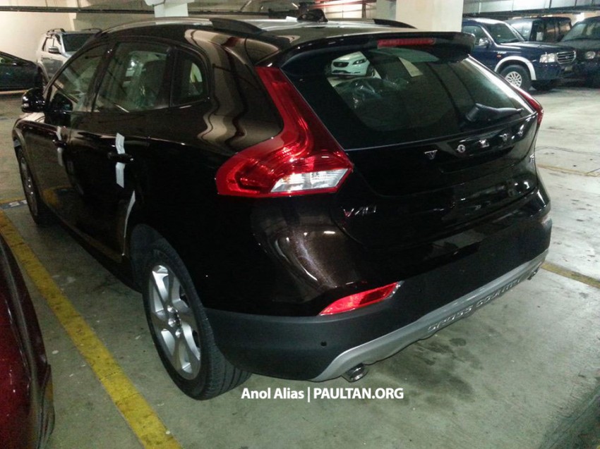 Volvo V40 and V40 Cross Country spotted at JPJ 183471