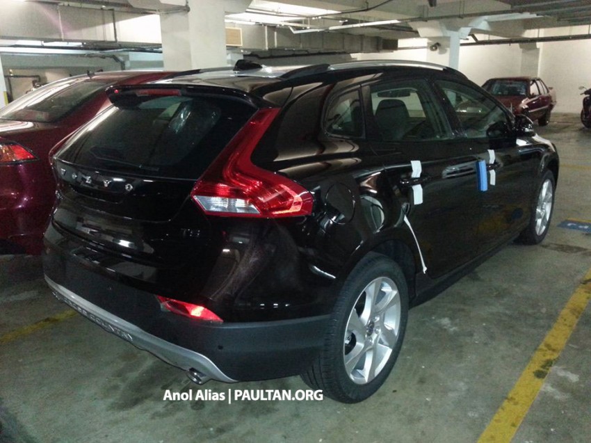 Volvo V40 and V40 Cross Country spotted at JPJ 183473