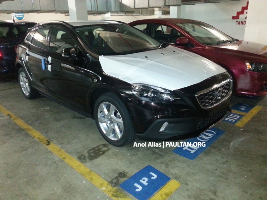 Volvo V40 and V40 Cross Country spotted at JPJ 183479