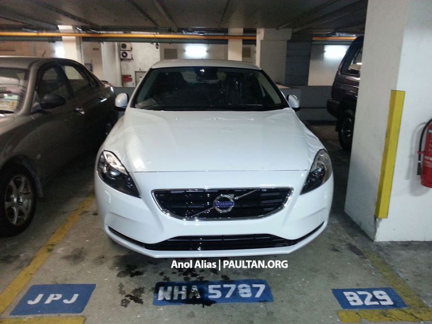 Volvo V40 and V40 Cross Country spotted at JPJ 183483