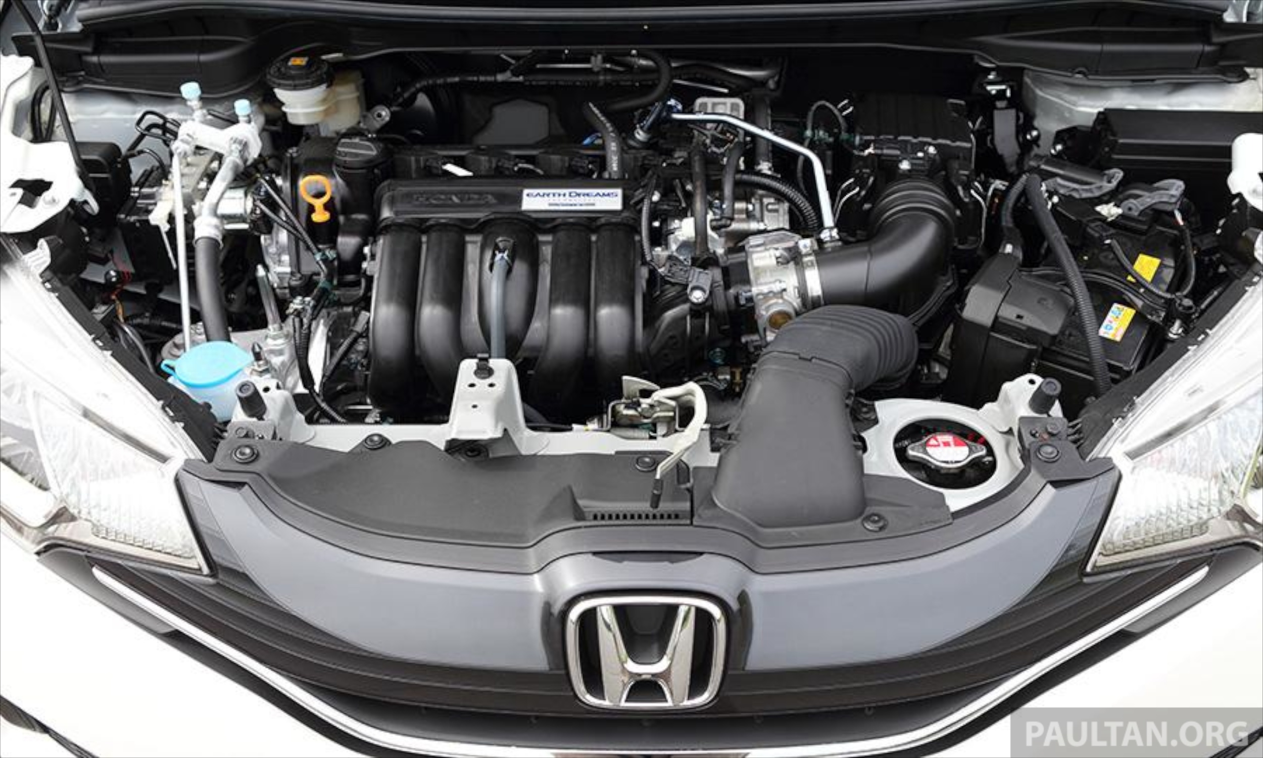 Двигатели автомобиля хонда. Двигатель Honda Fit Hybrid 2014. Двигатель: Honda Fit 2015. Двигатель Honda Fit 1.3. Двигатель на Хонда фит гибрид 2014 год.