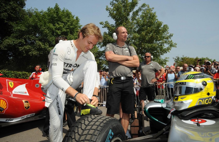 Rosberg blasts up Goodwood Hill in two Silver Arrows 187335