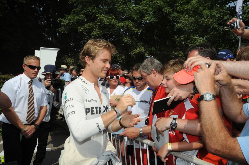 Rosberg blasts up Goodwood Hill in two Silver Arrows 187336