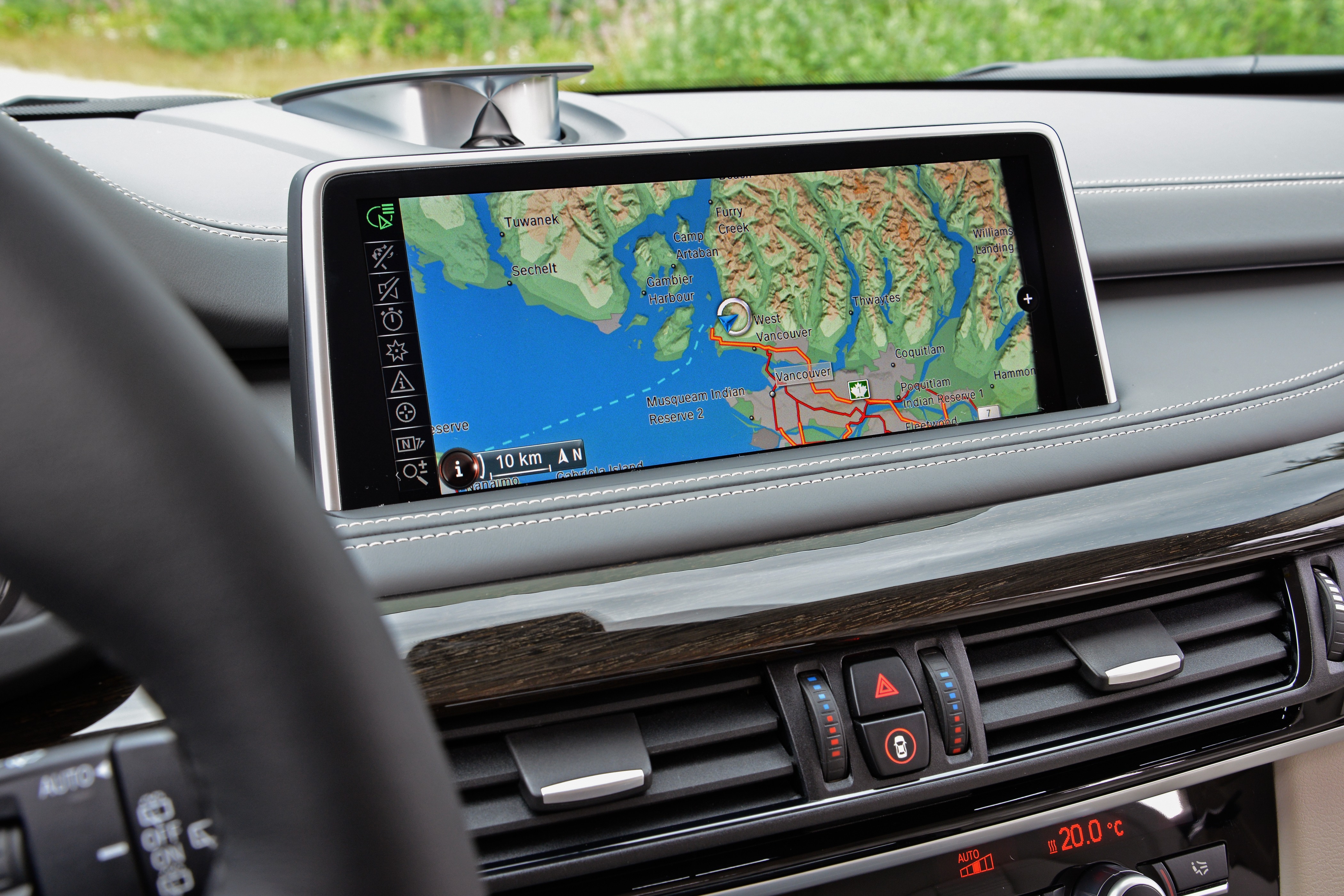 Навигатор на экране автомобиля. Навигация BMW f15. Дисплей для автомобиля. Монитор в машину. Экран в машине.