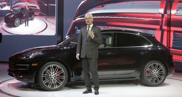 Porsche_Macan_World_Premiere_LA_Auto_Show_2013_with_President_and_CEO _Porsche_AG_Matthias_Muller (1)