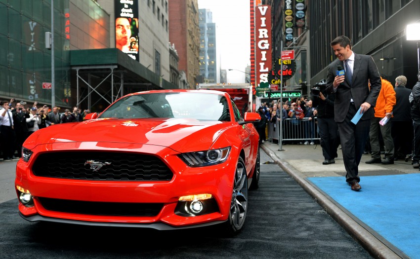 MEGA GALLERY: Ford Mustang coupe and convertible 216320