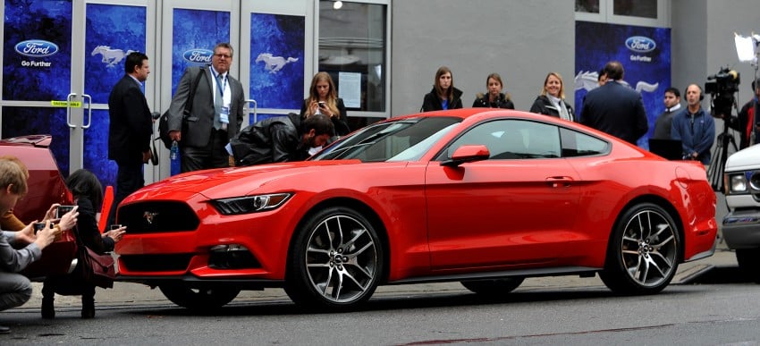 MEGA GALLERY: Ford Mustang coupe and convertible 216325
