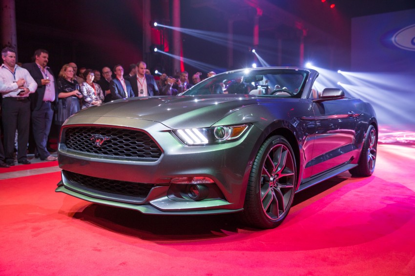 MEGA GALLERY: Ford Mustang coupe and convertible 216341