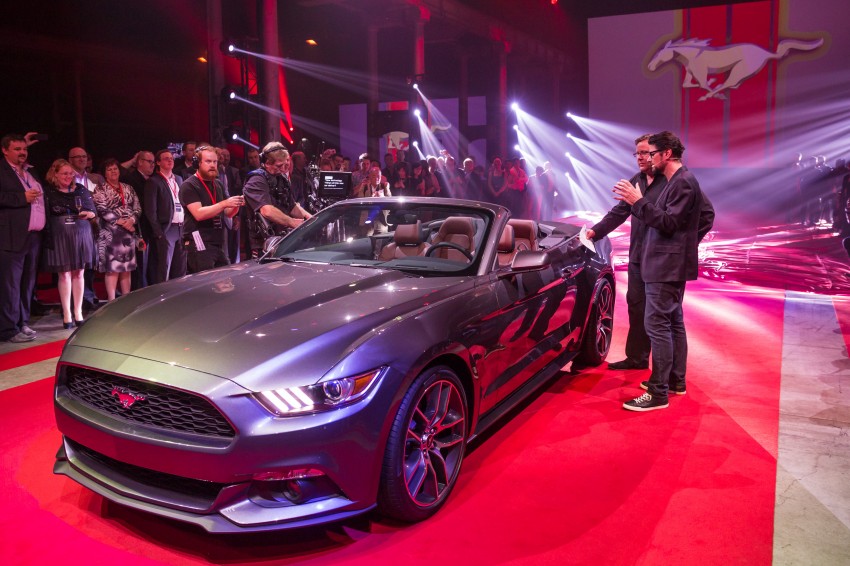 MEGA GALLERY: Ford Mustang coupe and convertible 216342