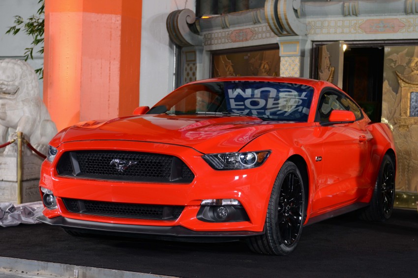 MEGA GALLERY: Ford Mustang coupe and convertible 216348
