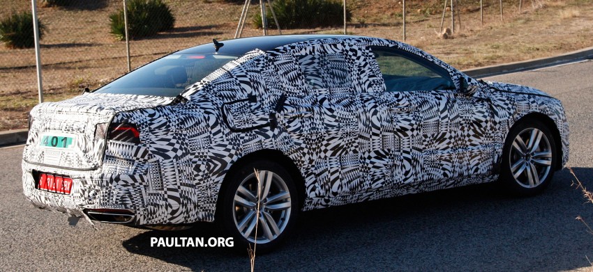 2015 Volkswagen Passat sighted again – integrated trapezoidal dual-exhaust tailpipes seen 215365
