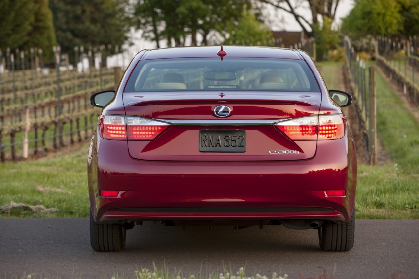 Lexus ES sheds dowdy image, follows the GS’ lead 122502