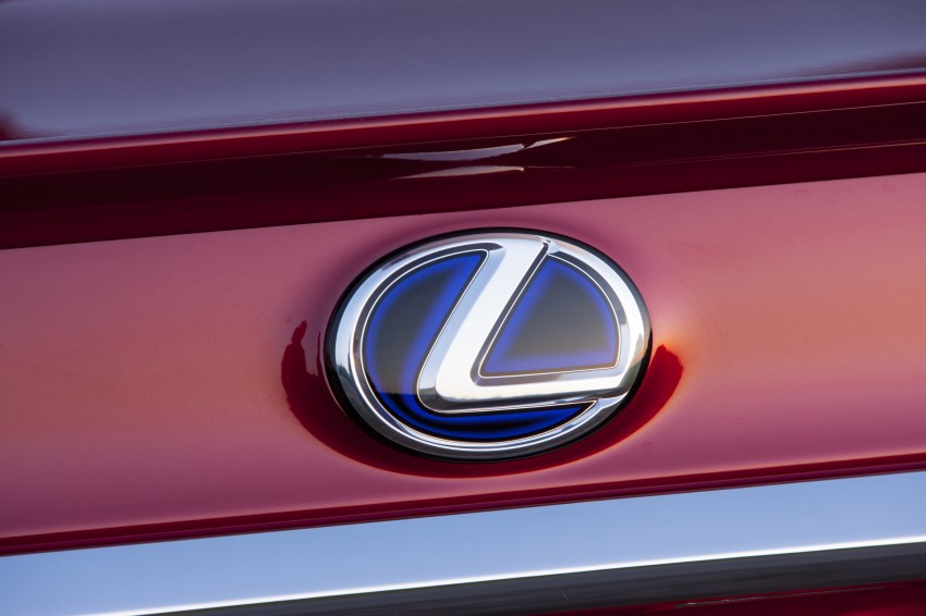 Lexus ES sheds dowdy image, follows the GS’ lead 122507