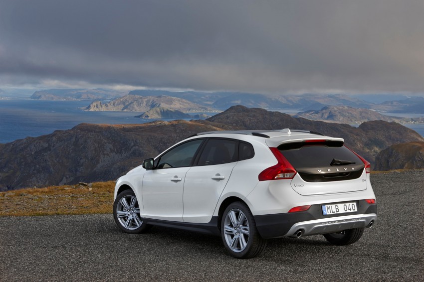 Volvo V40 gets Drive-E engines and eight-speed auto 230739